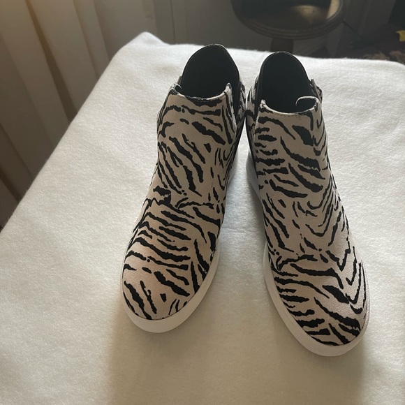 👢Qupid, black/Zebra print Wedge Booties size 7.5 or 8 - Picture 1 of 6